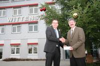 Seit mehr als 20 Jahren spendet die WITTENSTEIN AG zu Weihnachten anstelle von Kundengeschenken an die St. Josefspflege Mulfingen. Erik Roßmeißl (links), Kaufmännischer Leiter der WITTENSTEIN AG überreichte kurz vor Weihnachten einen Scheck über 3.000 € an Johann Dirnberger (rechts), Geschäftsführer der St. Josefspflege