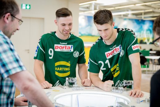 2018-07-13_U20-Nationalspieler Staar und Kister informieren sich im NAZHA_1.jpg