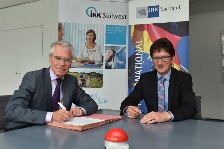 Das Foto zeigt IHK-Hauptgeschafäftsführer Dr. Heino Klingen und IKK-Vorstand Prof. Dr. Jörg Loth. Foto: IHK/Becker&Bredel