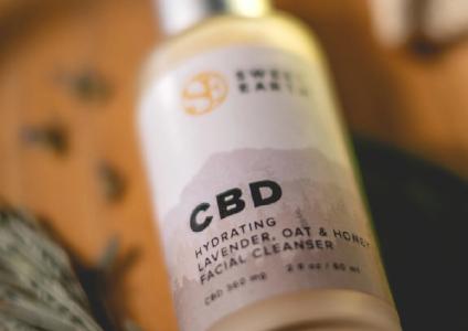 Organic CBD Hydrating Oat Honey Facial Cleanser, Foto: Sweet Earth Holdings