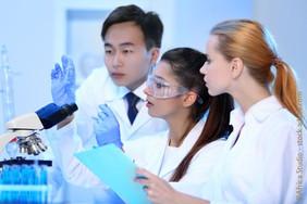 Gruppe von Nachwuchswissenschaftlern, Quelle: © Africa Studio – stock.adobe.com
