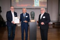 Prof. Dr. August-Wilhelm Scheer (Mitte) mit Laudator Prof. Dr. Dieter Spath (rechts) und Sprecher des Dieselkuratoriums Prof. Dr. Alexander J. Wurzer (links) nach der Verleihung der Rudolf-Diesel-Medaille Prof. Dr. August-Wilhelm Scheer (Mitte) mit Laudator Prof. Dr. Dieter Spath (rechts) und Sprecher des Dieselkuratoriums Prof. Dr. Alexander J. Wurzer (links) nach der Verleihung der Rudolf-Diesel-Medaille