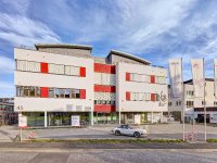 Hier steht die Gesundheit an erster Stelle: Im neues Ärztehaus 2.0 in Marburg sind viele verschiedene Praxen und flankierende Gesundheitsangebote unter einem Dach untergebracht. Das neue Gebäude ergänzt den bereits bestehenden Gesundheitsstandort vor Ort. Die Malerarbeiten an der Fassade wurden umgesetzt mit ThermoSan-Fassadenfarbe