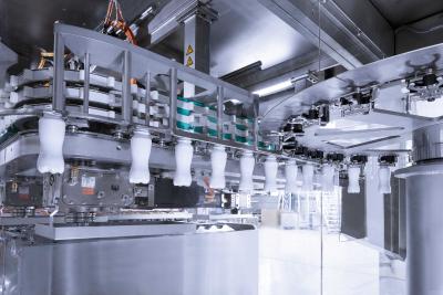 Mit seinem neuen Trocken-Aseptik-Block hat der Systemanbieter auf die aktuellen Bedürfnisse der Molkereien nach einer flexiblen und ressourcensparenden Abfüllung sensitiver Produkte in PET-Gebinde reagiert.