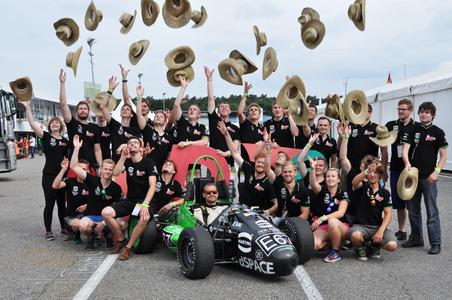 Das "Ignition Racing Team Osnabrück" setzte bei dem E-Rennboliden auf HARTING Technologie und gewann den Sonderpreis – und bei den hochsommerlichen Temperaturen durften natürlich die bekannten HARTING Strohhüte nicht fehlen