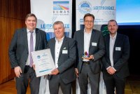 Grünbeck wird der Status „Offizielles Leitprojekt 2024“ vom KUMAS Umweltnetzwerk für ein innovatives Verfahren zur Spülabwasseraufbereitung für Schwimmbäder verliehen. In feierlichem Rahmen nahmen am 5. Dezember 2024 (von links) Markus Müller, Landrat Landkreis Dillingen a. d. Donau, Jürgen Weißenburger, Aufsichtsratsvorsitzender bei Grünbeck sowie die Grünbeck-Verantwortlichen Christian Zehetgruber und Andreas Trinkl den Preis im Augsburger Kongress am Park entgegen,  Bild: KUMAS
