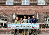 Mehr Raum für die Anna-Siemsen-Schule (v. l.): Nicolé Heidorn (Leiterin des Fachbereichs Bildung und Kultur der Region Hannover), Monika Höing-Gevers (Leiterin der Anna-Siemsen-Schule), Regionspräsident Steffen Krach, Dr. Matthias Nagel (Direktor der Klosterkammer Hannover) und Till Rathmann (Geschäftsführer der AHK Grundbesitz) freuen sich, dass die sozialpädagogische Ausbildung an der Siemensstraße 10 den nötigen Platz gefunden hat Mehr Raum für die Anna-Siemsen-Schule (v. l.): Nicolé Heidorn (Leiterin des Fachbereichs Bildung und Kultur der Region Hannover), Monika Höing-Gevers (Leiterin der Anna-Siemsen-Schule), Regionspräsident Steffen Krach, Dr. Matthias Nagel (Direktor der Klosterkammer Hannover) und Till Rathmann (Geschäftsführer der AHK Grundbesitz) freuen sich, dass die sozialpädagogische Ausbildung an der Siemensstraße 10 den nötigen Platz gefunden hat