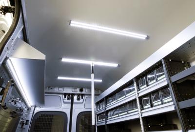 Die neue Zurrschiene mit integrierter LED Beleuchtung in der bott vario Fahrzeugeinrichtung.