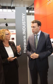 Minister Dr. Nils Schmid im Gespräch mit Sabine Dörr tisoware.jpg