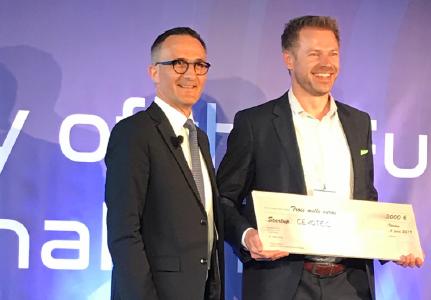Thorsten Groene receiving SKF’s