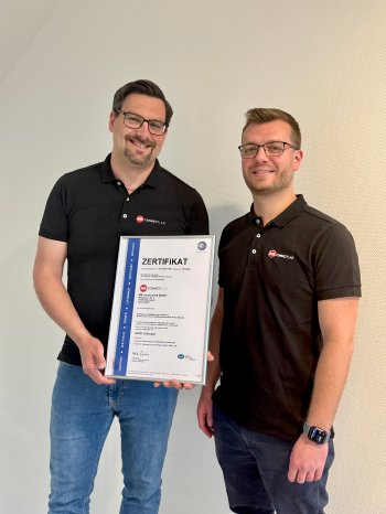 Timo Bednarek und Alexander Kamm mit dem ISO 27001 Zertifikat.jpg