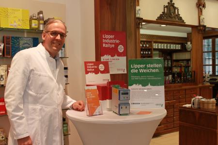Christian Schmidt, Inhaber der Hof-Apotheke, präsentiert das Exponat mitten in seiner alteingesessenen Apotheke in der Detmolder Innenstadt