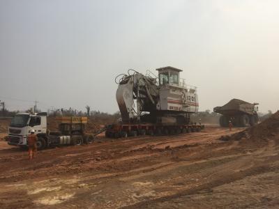 Der THP SL 12 wird mit Hilfe eines Dumpers und der Zugmaschine vom Minengelände gefahren / Foto: Goldhofer