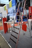 Die Newcomerin in der R13-Generation: Die Plattformleiter 8681 mit Kipprollen und langem Handlauf war 2023 auf der Logimat in Stuttgart zu sehen. Sie eignet sich besonders für längere Arbeiten in feucht-rutschigen Arbeitsumgebungen. Sowohl die Trittflächen als auch die Plattform oben ist komplett beschichtet