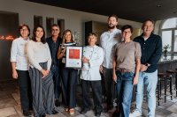 Petra und Josef Rädlinger sowie das Küchenteam des ’s Kloster gemeinsam mit den Zertifizierern bei der Urkundenübergabe.
