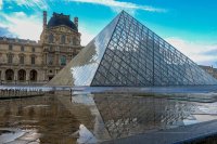 Außenansicht des Louvre in Paris – Symbolfoto zum hr-INFO-Interview mit VZM über Sicherheitskonzepte für Museen