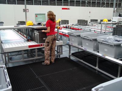 Employees are thoroughly guided by the pick-to-light systems and the CI_LOG warehouse management software / TGW Logistics Group GmbH