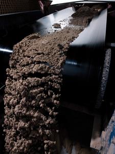 Thanks to its special surface properties, ContiClean® A-H does not become soiled even when handling ultra-sticky materials like clay and gypsum