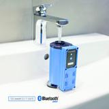 Das neue Durchfluss- und Temperaturmessgerät FlowTemp ST von AFRISO misst sowohl den Durchfluss (l/min) als auch die Temperatur (°C) simultan und zeichnet sich vor allem durch seine sehr hohe Genauigkeit und ein innovatives intelligentes Auswertesystem aus. Aufgrund der Kompaktheit des TÜV-geprüften Messgerätes sind Messungen auch an niedrig platzierten Wasserarmaturen problemlos möglich (Foto: AFRISO)