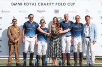 1) (von links nach rechts) Das Team von U.S. Polo Assn. nimmt die Trophäe des DMMI Royal Charity Polo Cup 2026 entgegen: Boo Jalil (BMG), Amr Zeden, Aiyawatt Srivaddhanaprabha, Ihre Königliche Hoheit, die Prinzessin von Wales, Seine Königliche Hoheit, der Prinz von Wales, Mark Tomlinson, J. Michael Prince (USPA Global)