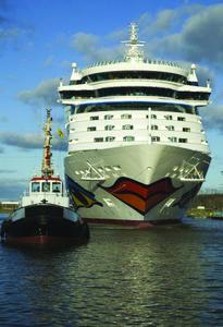 Das brandneue Clubschiff AIDAluna, ausgestattet mit GEZE Tür- und Glassystemen bei der Überführung über die Emspassage in die Nordsee