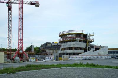 Das neue Mekka für Motorradfans besticht durch viele Schrägen und Rundungen. Die schaltechnischen Lösungen lieferte NOE-Schaltechnik. (Foto: NOE-Schaltechnik, Süssen)