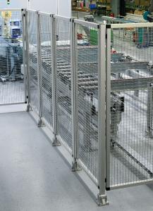 Robust und zweckmäßig – ein Schutzzaun aus Aluminiumprofilpfosten und Flächenelementen als Wellengitter