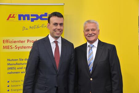 Wirtschaftsminister Nils Schmid sprach mit Prof. Dr. Kletti, Geschäftsführer von MPDV, auf dem MPDV-Messestand (Bild: Ministerium für Finanzen und Wirtschaft Baden-Württemberg)