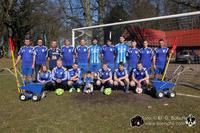 Das Team des SV Blau Weiß Dobbertin und zwei Markierwagen, die von der Schweriner WEMACOM gesponsert sind