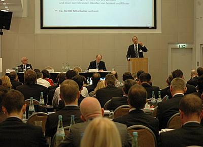 Eric Wittmann sprach vor rund 100 Experten. Sein Fazit: "Wir produzieren Topqualität in den saubersten und umweltfreundlichsten Werken der Welt – zu den niedrigsten Preisen der Welt."