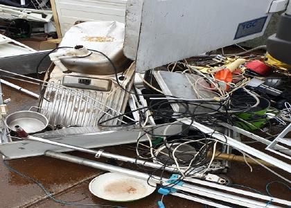 die Schrottabholung Recklinghausen, die sowohl Mischschrott, als auch Metallschrott, Elektroschrott und Altkabel abholt, beginnt die eigentliche Arbeit nun erst, denn der gesamte Schrott wird auf der Suche nach den Materialien, die für das Recycling infrage kommen, aufgesplittet. Von Interesse sind unter anderem