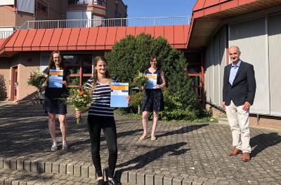 Leonie Fischer (2.v.l.), Annika Baumann (l.) und Laura Baumann (2.v.r.) wurden von Studienleiter Thomas J. Weber (r.) als Jahrgangsbeste ausgezeichnet