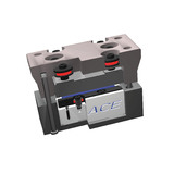 Die schwarzen Anbebeleisten werden von Gasfedern im geöffneten Zustand des Werkzeugs nach oben gedrückt. Das blaue Blech stellt das zu verformende Bauteil dar. Sobald sich das Werkzeug schließt, werden die Leisten nach unten gedrückt  (Bild: ACE, Fotografie: H. Stecher, plus2 GmbH)