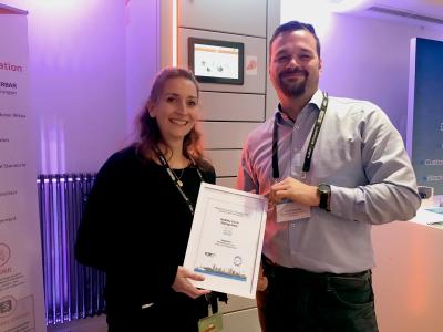 Glückliche Gewinner: Mirjam-Lea Herich und Arne Hameister von GreenPack mit der Siegprämie (Copyright GreenPack GmbH)