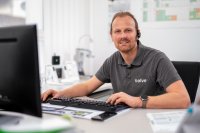 Fachmann für technische Fragen jeder Art: Torsten Puschner leistet bei SELVE nützlichen Support. Er hilft Kunden bei der Installation und Einstellung von Antrieben sowie Steuerungen weiter, berät sie individuell bei Produktauswahl für bestimmte Einbausituation – und hat für ihre Belange immer ein offenes Ohr.