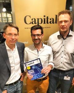 Stefan Thomas, Leiter UNLIMITED X (Mitte), gemeinsam mit Thomas Sindemann, Infront Consulting (links), und Nils Kreimeier, Capital (rechts), bei der Preisverleihung in Berlin (Foto: REHAU)