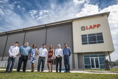 The team of Lapp Panamá in front of the new warehouse building