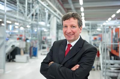 Weidmüller Vorstandssprecher Dr. Peter Köhler freut sich über den Erfolg, den er jedem Mitarbeiter des Unternehmens zuschreibt