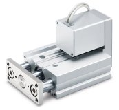 Die elektrischen Antriebe der Serie LEG mit Führungsstange (hier: parallele Motorausführung für Montage oben) zeichnen sich u.a. durch ihre hohe Steifigkeit, Kommunikationsfähigkeit und Beschleunigung aus. Zudem ermöglicht der batterielose Absolut-Encoder einen schnellen Wiederanlauf nach Anschalten der Anlage ohne zeitaufwändige Referenzfahrt