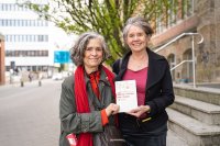 Stellen ihr neues Buch am 22. Mai im Kulturzentrum Kukoon in der Bremer Neustadt vor: Margareta Steinrücke und Beate Zimpelmann (von links). / Copyright: HSB-Louisa Windbrake