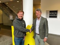 Kyrill Nussbaum (l.), Geschäftsführer von 360Volt, und Caspar Baumgart, kaufmännischer Vorstand der WEMAG, besiegeln die neue strategische Partnerschaft.