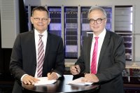 Helmut Binder, CEO Paessler, und Uwe Scharf, Geschäftsführer BUs und Marketing bei Rittal (v.l.), besiegeln die Kooperation für die Monitoring-Lösungen