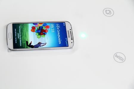 „Wireless-Charging“ auf dem „SmartTable“. Sowohl C + P als auch PLDS sind Vorreiter bei der Technologie des kabellosen Ladens