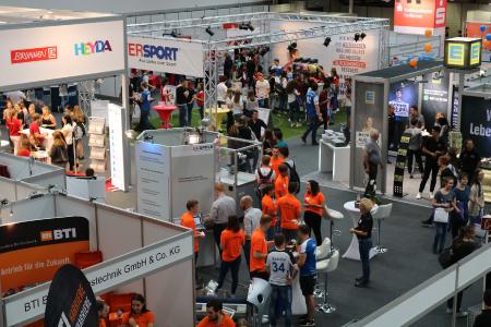 An allen drei Tagen herrschte reger Andrang bei der von Industrie- und Handelskammer Heilbronn-Franken und Handwerkskammer Heilbronn-Franken gemeinsamen durchgeführten Bildungsmesse im Intersport Messe- und Eventcenter redblue (Foto: IHK)