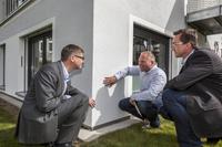Die Besenstrichoptik des Verputzes sorgt für eine lebendige Fassadengestaltung. DAW-Bereichsleiter Architektur Carsten Tümpner, Malermeister Michael Albert und Caparol-Regionalverkaufsleiter Ingo Müller (von links) begutachten das gelungene Ergebnis (Foto: Caparol Farben Lacke Bautenschutz/Andrea Nuding)