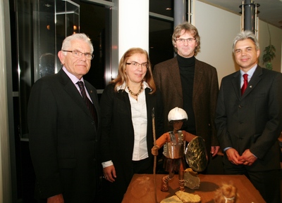 1.) 44.WITTENSTEIN-Vernissage mit Biblischen Erzählfiguren des Ehepaars Marianne und Gerhard Erber (Bildmitte). Im Bild links: Kurdirektor a.D. Hans-Dieter Henn (links) und Ulrich Boelcke, Geschäftsführer WITTENSTEIN intens GmbH (rechts)