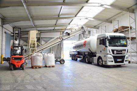 Nahezu täglich bedient die sht-Tochter Sievert Gass Relationen nach Frankreich, Spanien, Italien und in die Schweiz. Zum Einsatz kommen dabei sowohl Silo- als auch Planenauflieger. (Foto: Sievert Handel Transporte)