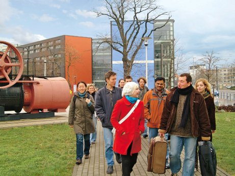 Ankunft internationalerStudierender auf dem Magdeburger Campus.jpg