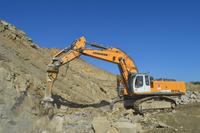 Der Sandstein im Steinbruch Barcice bricht leicht. Selbst mit sprengstofflosen Abbaumethoden nimmt die Menge an Kleinfraktionen in unerwünschtem Maße zu. Ein schwerer Atlas Copco HB 7000 DP Abbruchhammer minimiert die Produktion von Feinfraktionen, weil er mit jedem einzelnen Schlag eine hohe Extraktionskraft entwickelt