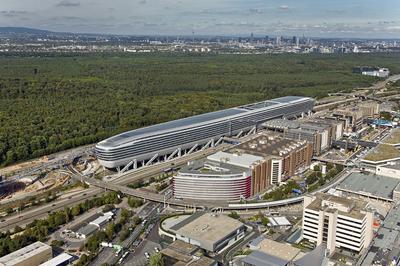 Auf 86 Stützen scheint das stromlinienförmige Gebäude "The Squaire" über dem ICE-Bahnhof des Frankfurter Flughafens zu schweben / Foto: JOI-Design, Hamburg